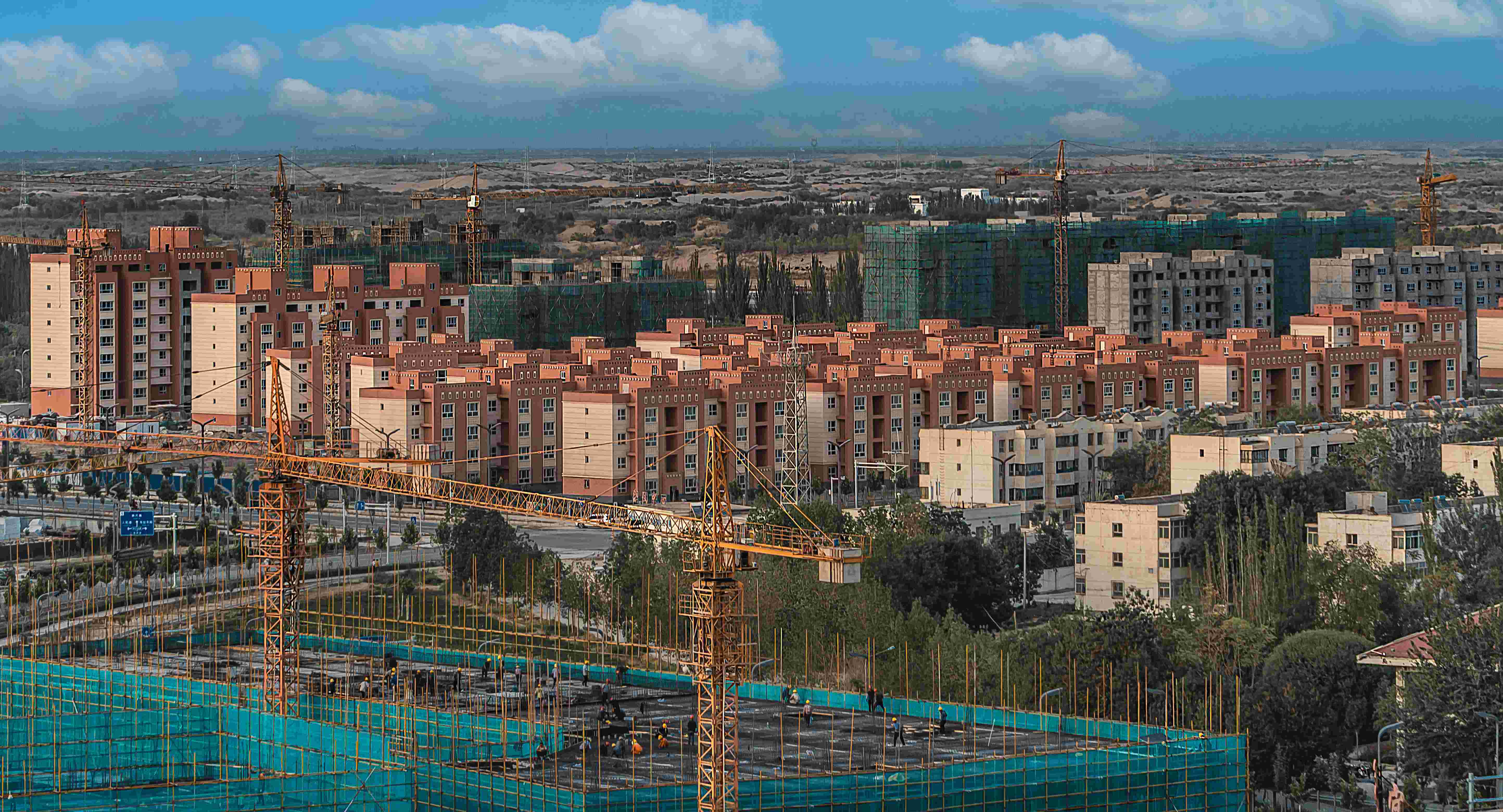 据悉,且末县昆龙聚福融城建设项目地块总用地面积20495平方米,合30.