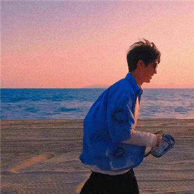 氛围感十足的男生背影头像_干净有氛围感的男生头像_头像_男生_氛围