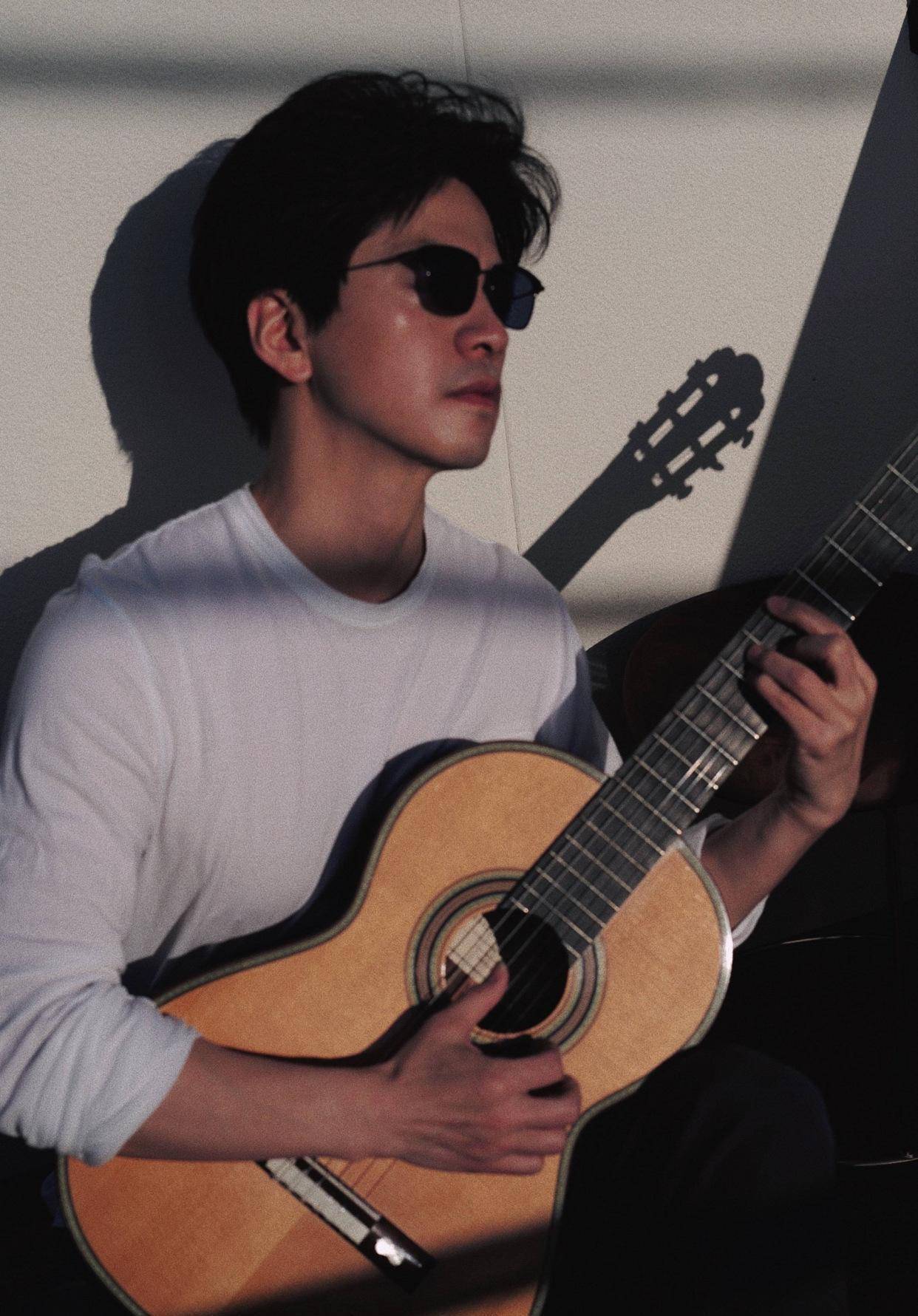 46岁李健颠覆儒雅形象,穿背心长裤健身,身材壮硕让人一下认不出_时尚