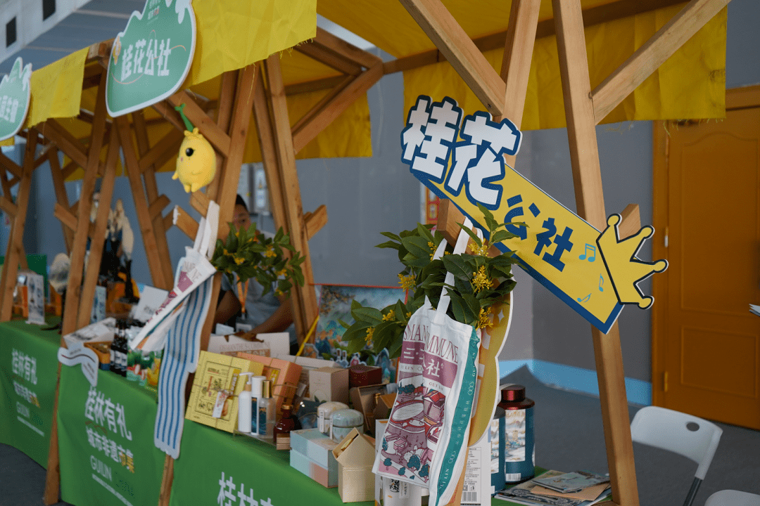 不仅有罗汉果,桂花茶,桂花糕等桂林土特产品,还有马蹄糕,糖画等非遗