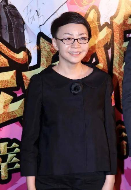 快60的宋丹丹不服老,穿一身黑看似低调,却秀出了"丝袜腿"_黑色_身材