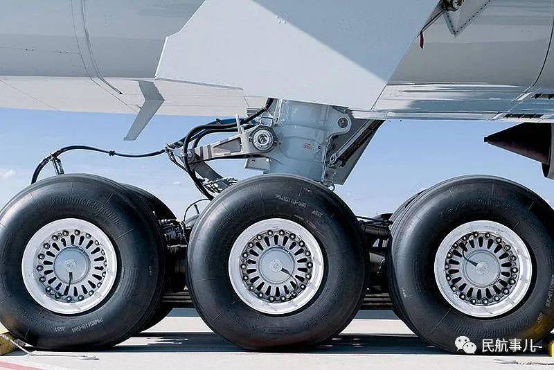 波音777f起落架真是粗壮呀!