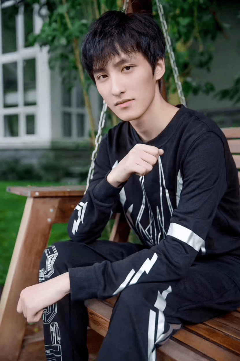 赛后lgd微博下全是谩骂,大部分是针对一号位王淳煜(id:ame):"莽夫一个