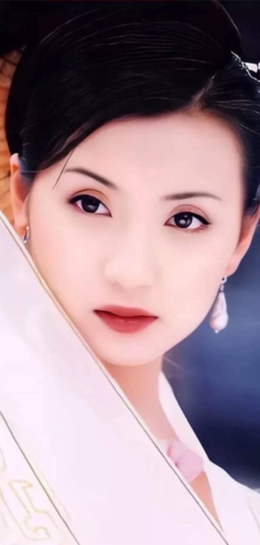 《三国演义》,在里扮演一代美人貂蝉,出神入化和那双狐狸眼完美表现