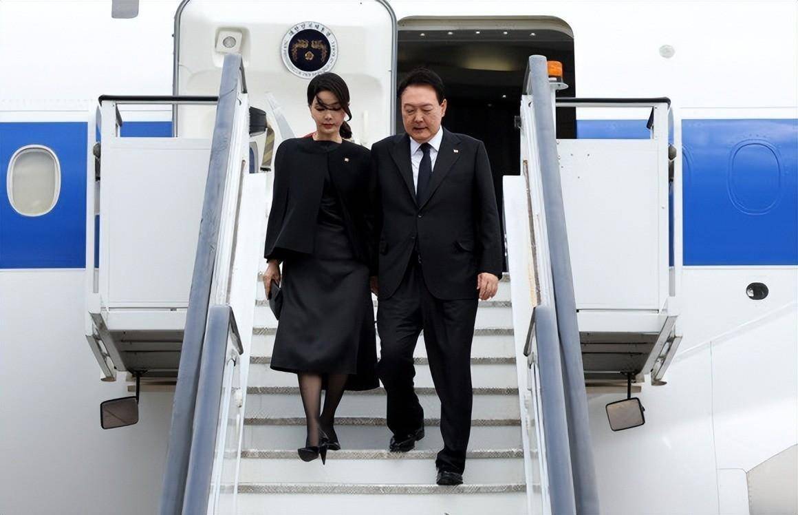 韩国第一夫人参加女王葬礼好惊艳!