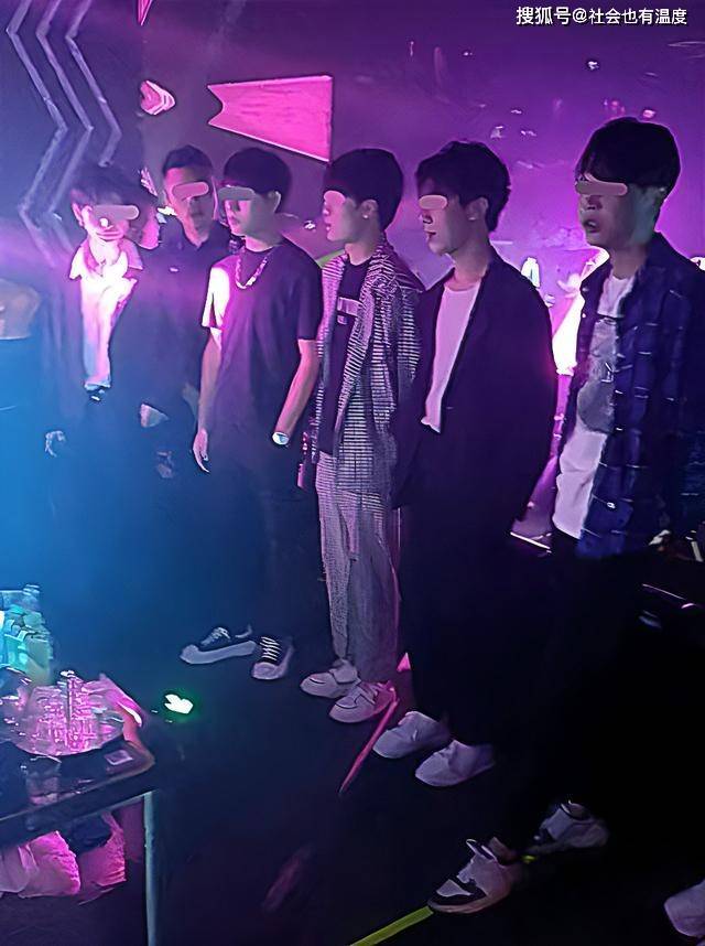 这些年轻男生做男模就是为了轻松赚高薪,运气好拿500小费跟喝水一样