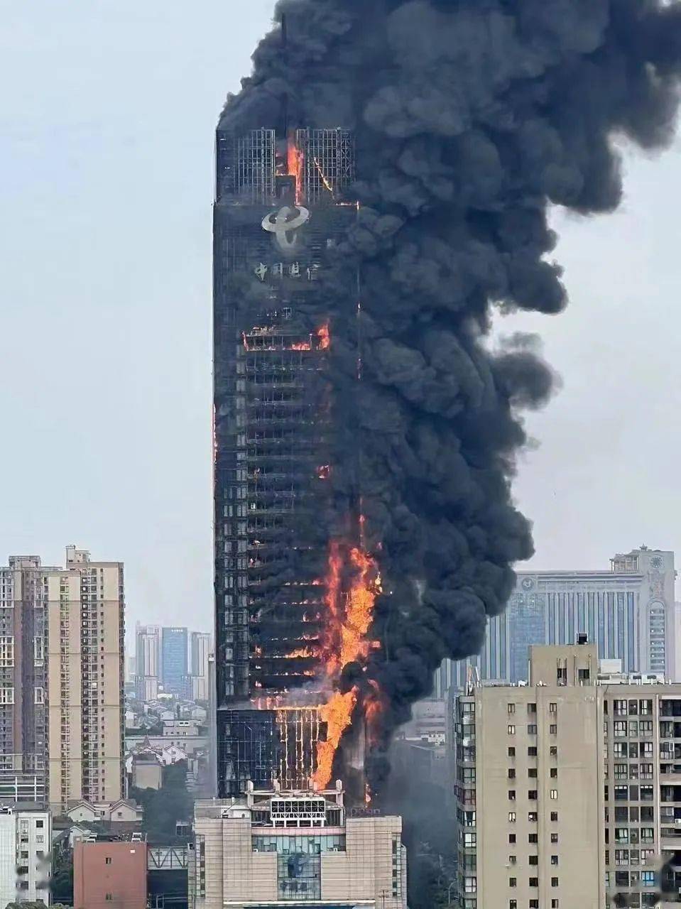 218米高大厦外墙起火！高层建筑起火逃生能不能乘坐电梯？_手机搜狐网