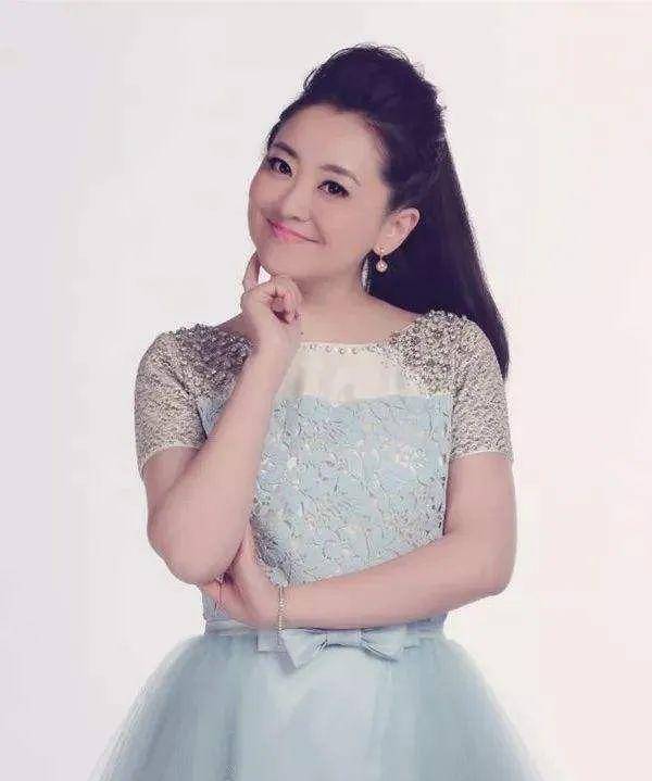 不老神颜,电视女主持月亮姐姐容貌毫无变化,依旧清秀可爱_孩子_视频