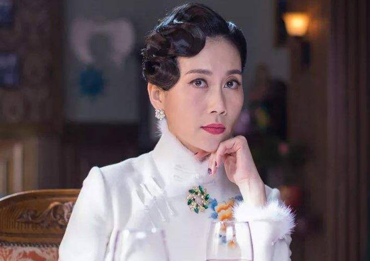 她是励志女王温峥嵘,曾为拍戏吃媚药,今42岁近照仍柳亸花娇_角色_活动