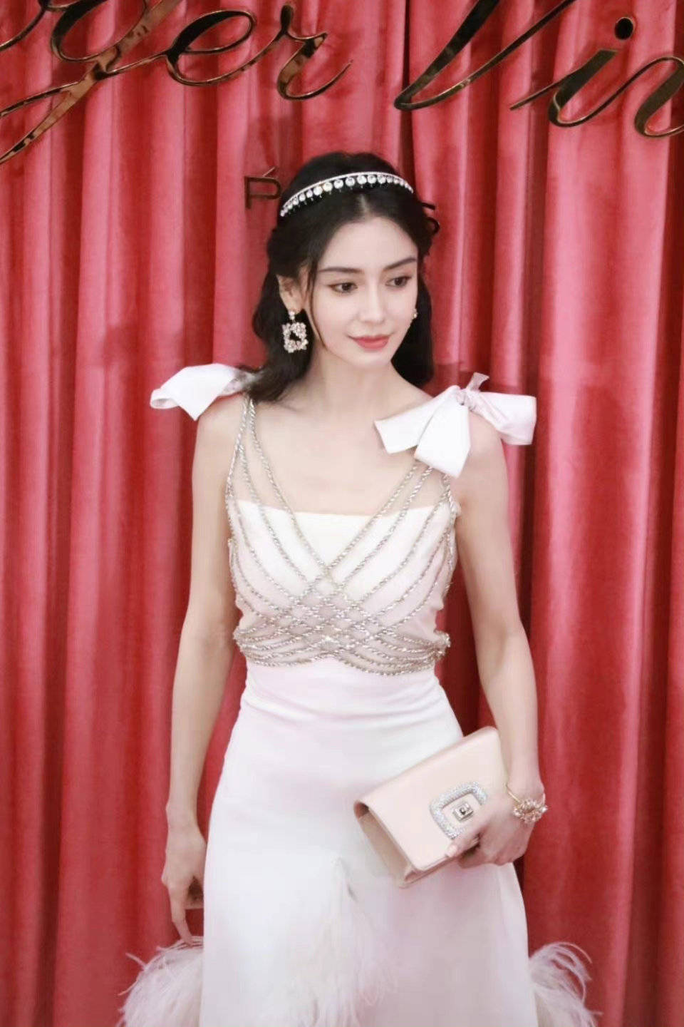 angelababy活动生图美出高光,穿碎钻吊带秀小蛮腰,宛如童话公主_杨颖