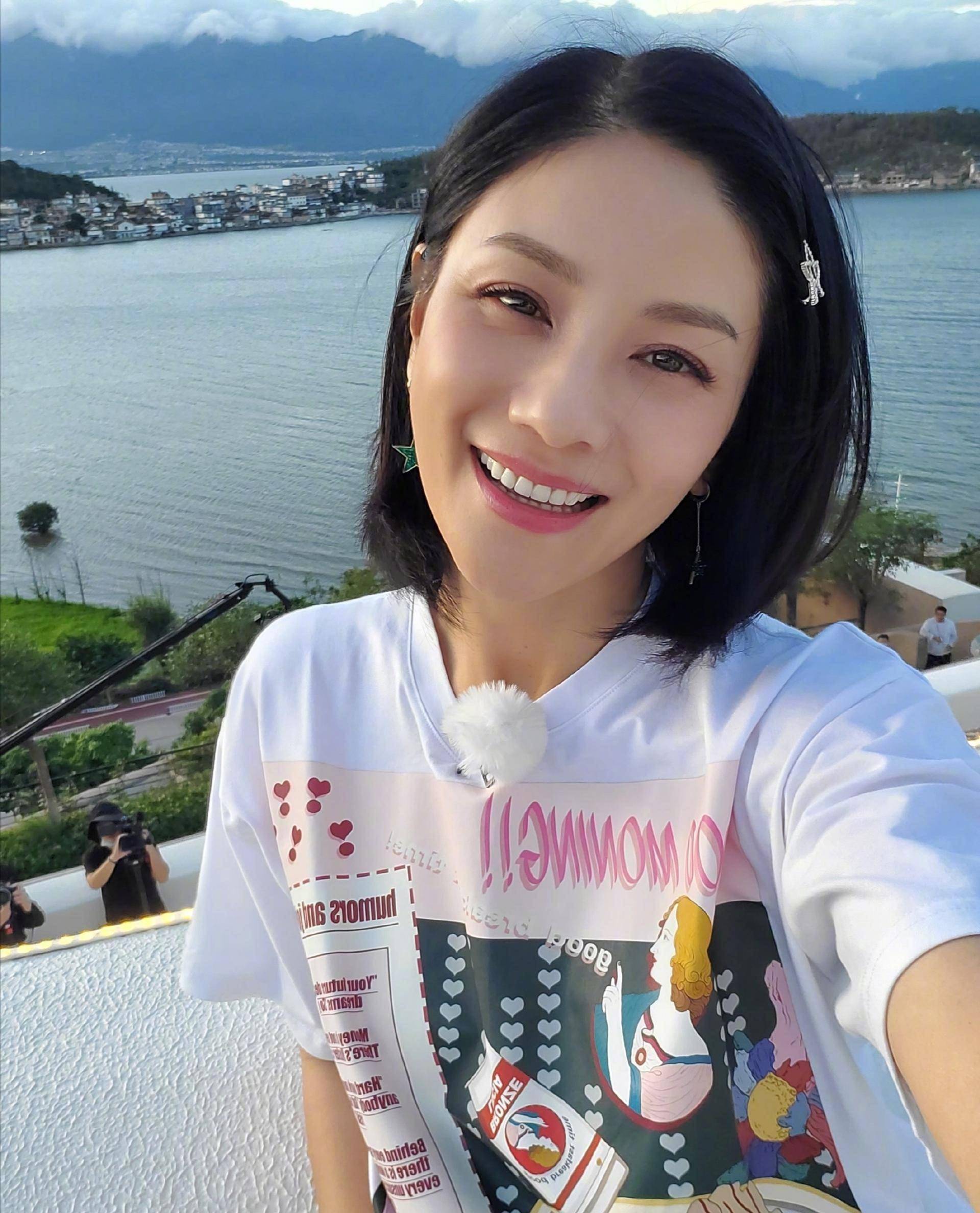 44岁的胡可清新减龄的穿搭,犹如一个冻龄少女,丈夫老的像大叔_沙溢