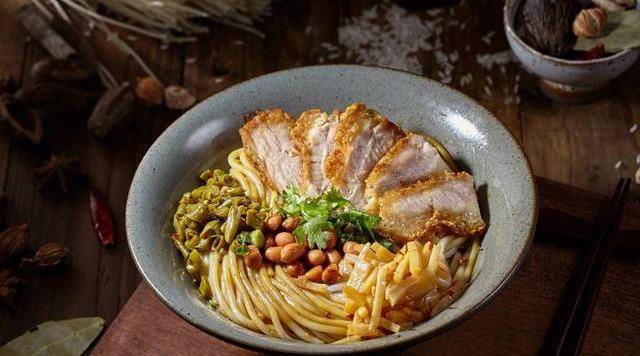 我们去不了桂林,但是可以在家吃桂林米粉呀_五花肉_时候_脆皮