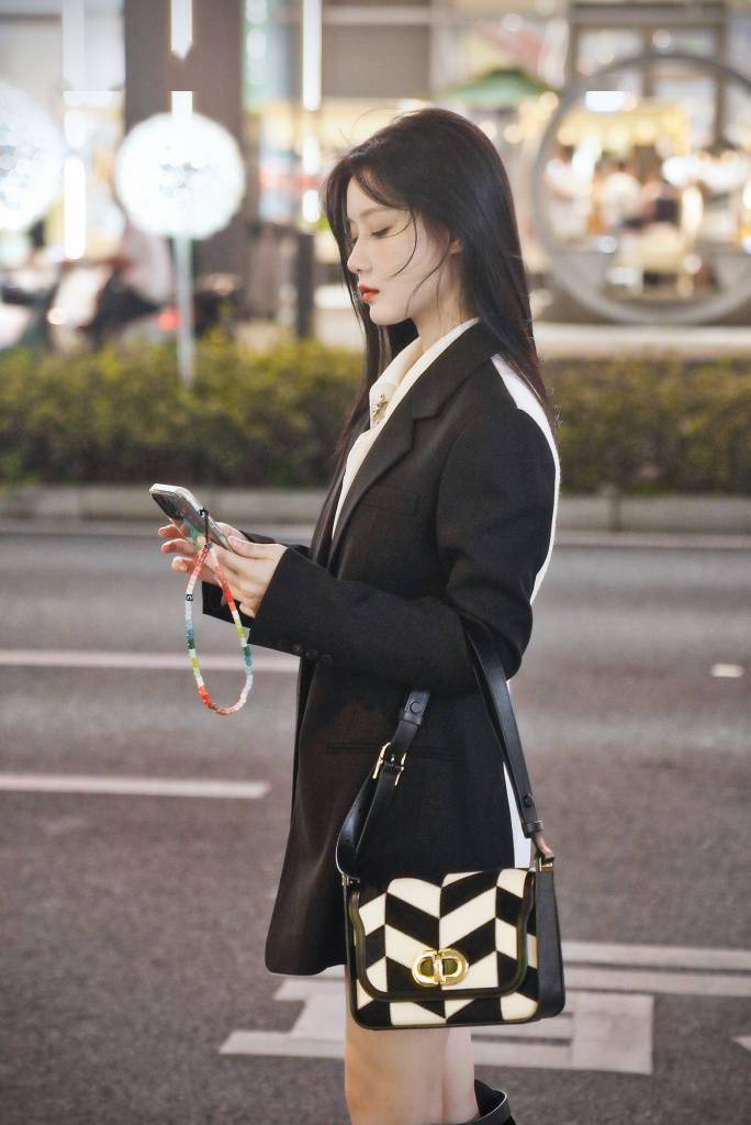 陈意涵黑色西装街拍释出 秀美腿性感酷帅兼具_短裤_造型_陈意涵