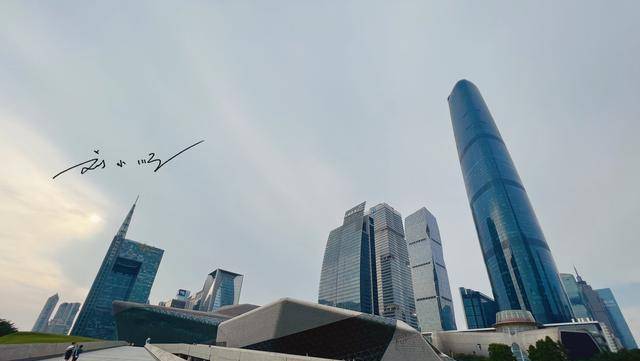 广州珠江新城的重要地标性建筑，有人觉得好看，也有人觉得不好看