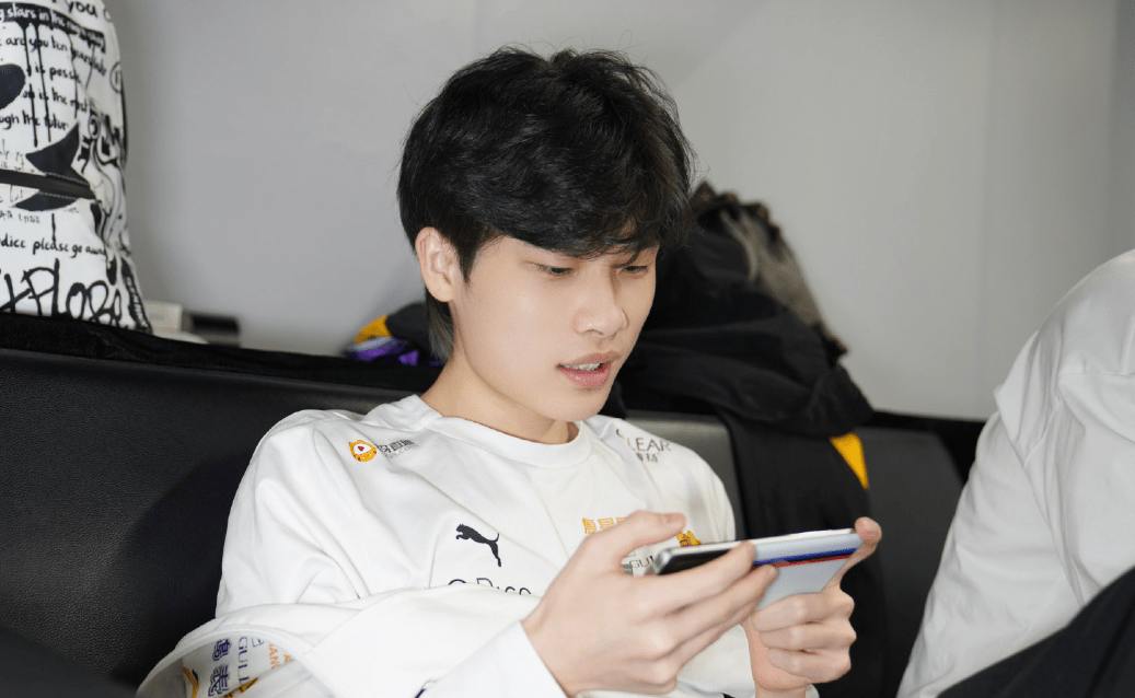 狼队今屿成第二个七年,差点代替fly和妖刀首发,哪里