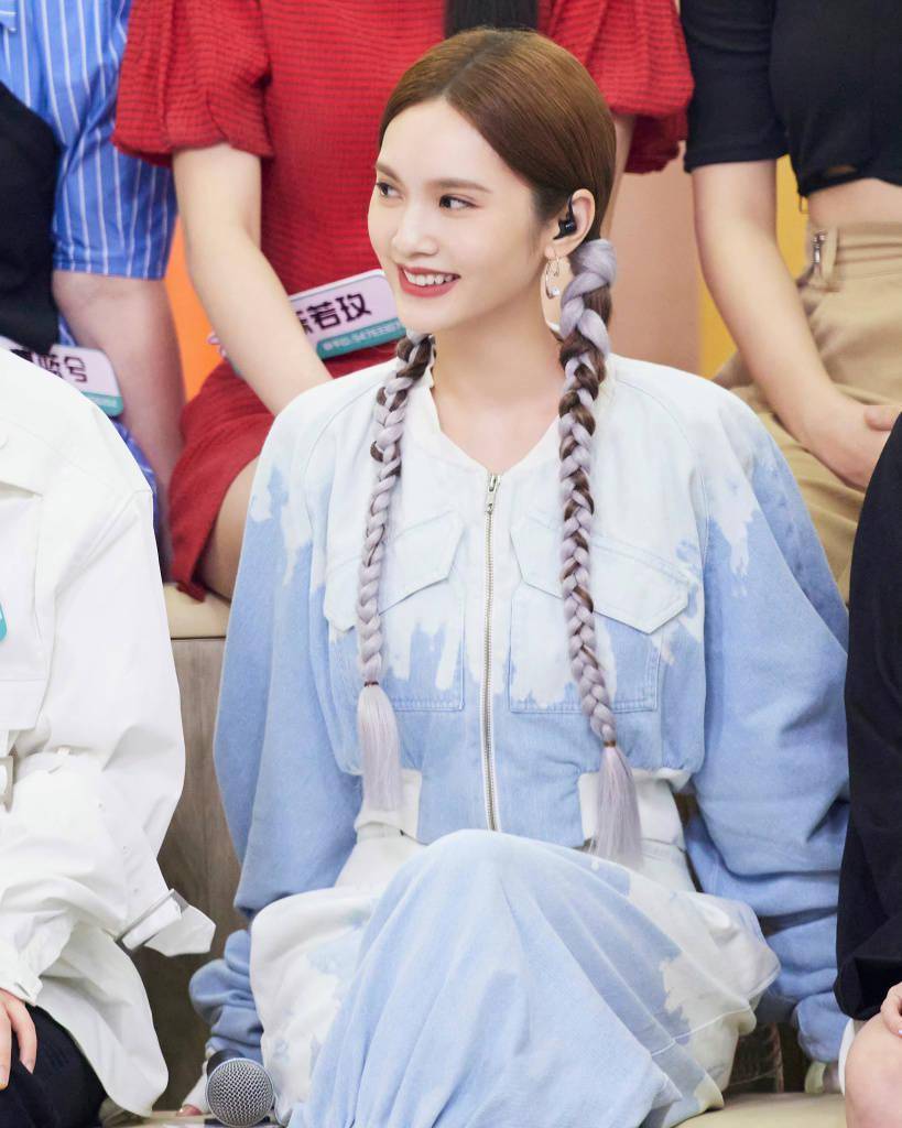 杨丞琳《声声如夏花》双马尾造型写真释出 超长麻花辫甜美减龄_杨丞琳
