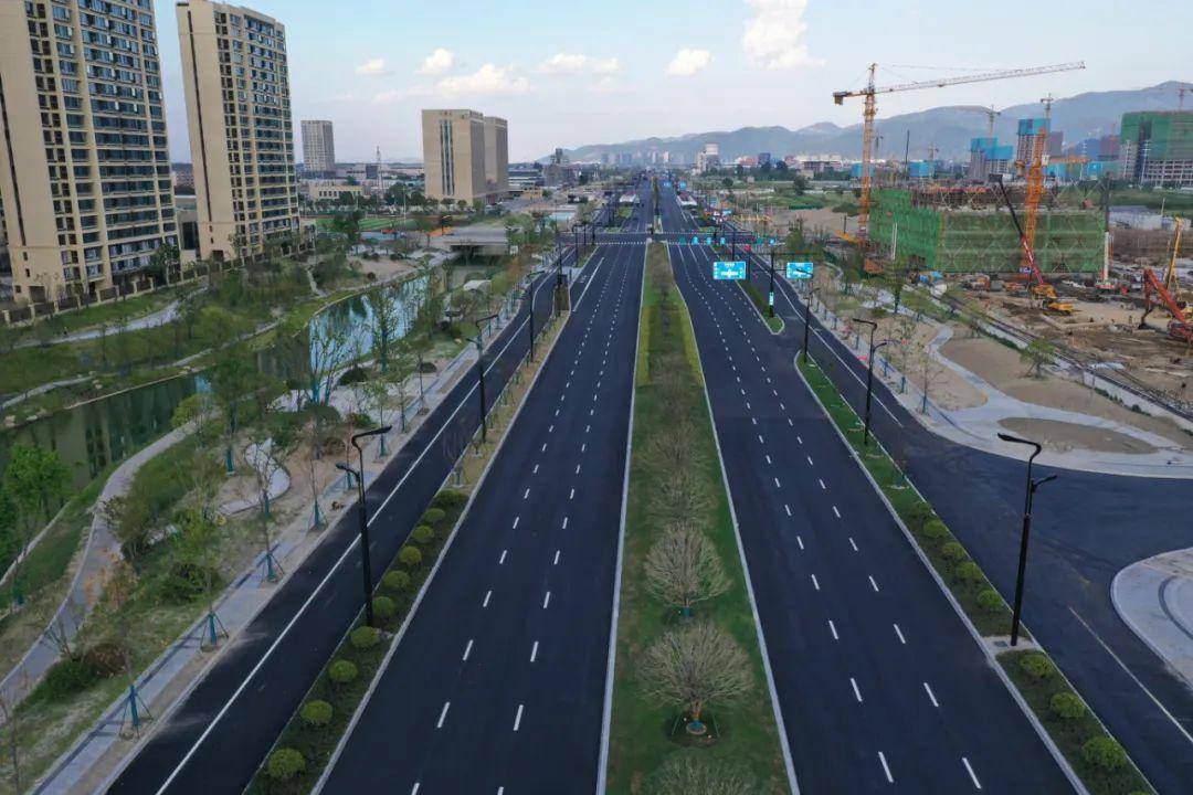 沿西环北路往南布设至大盘山后,设隧道穿越大盘山,出洞后与富阳大桥相