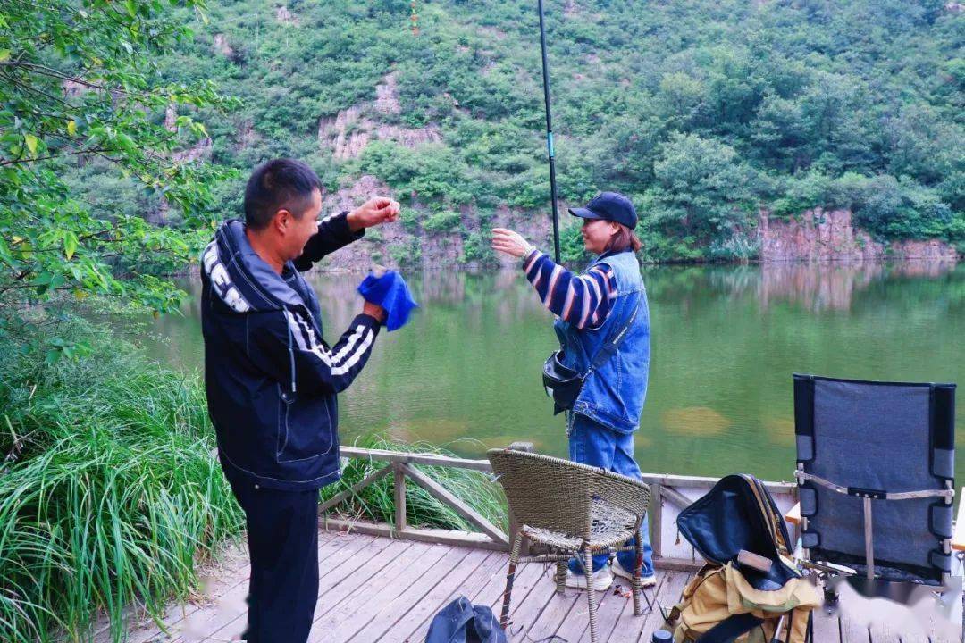 的同時地理條件得天獨厚依山傍水釣魚場坐落在青要山景區內人疑天上坐