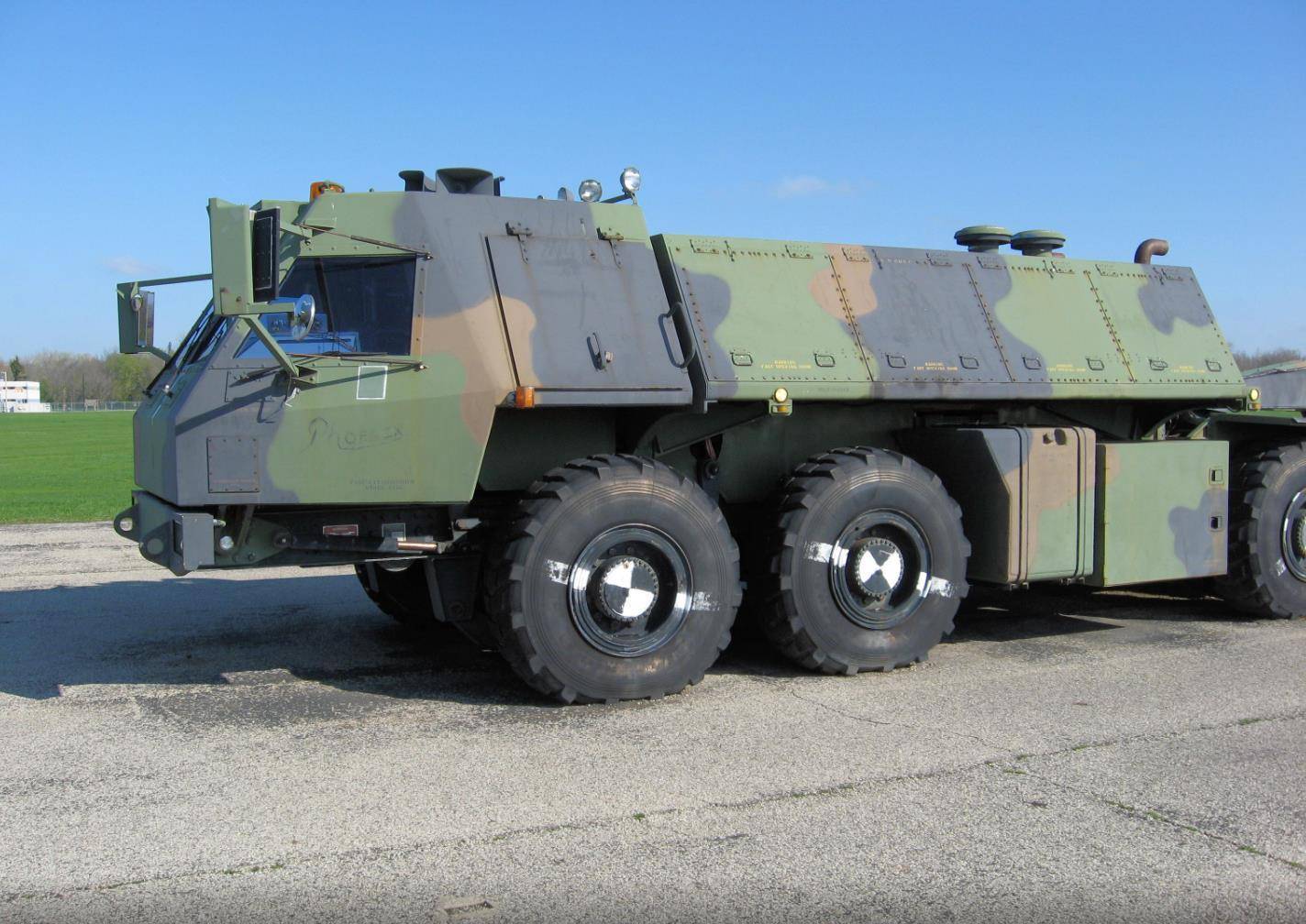 展开激烈竞争,分别推出了8×8轮式牵引车和履带式牵引车两种设计方案