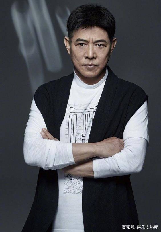 57岁李连杰重归颜值巅峰,状态回春容光焕发,身材强壮年轻20岁_成龙