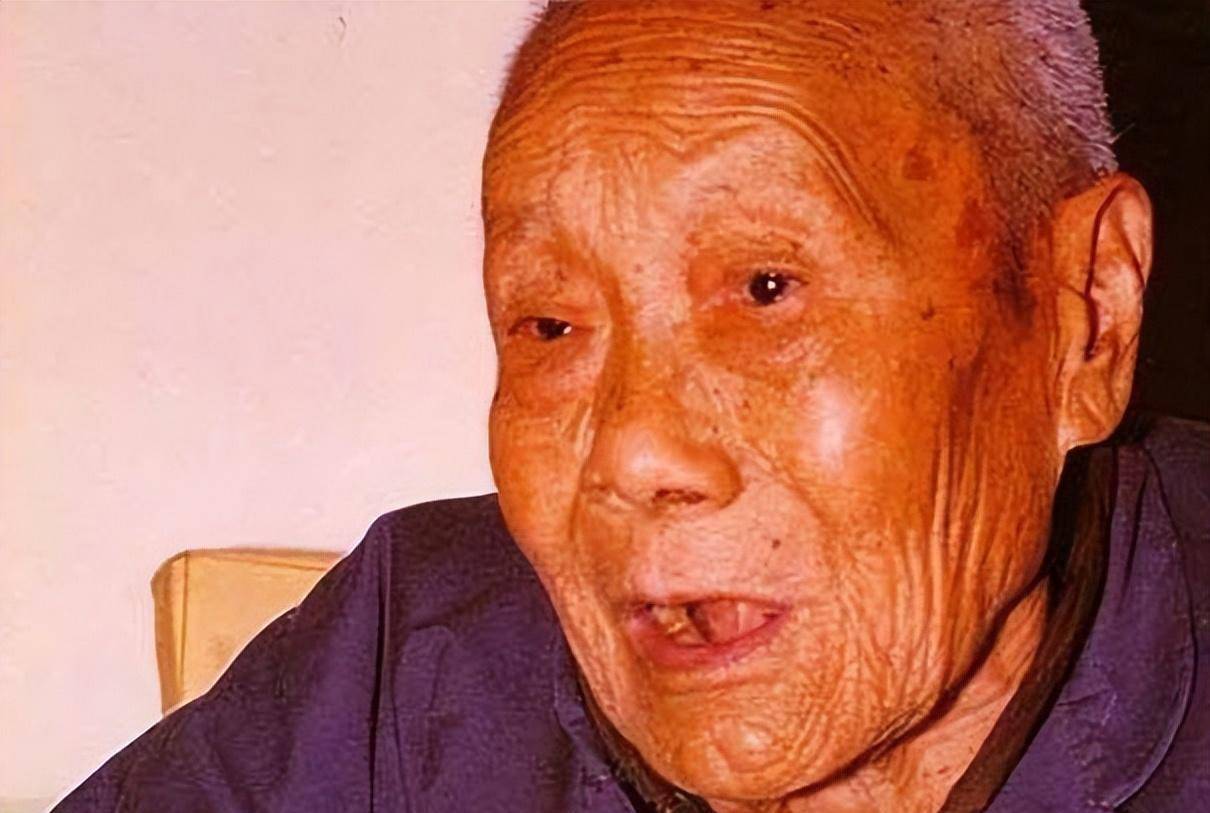 末代太监孙耀庭口述:夜晚伺候嫔妃时,鞋里都要放一个苍耳!