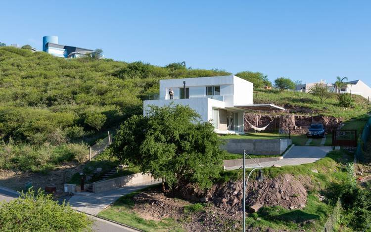 案例分享 | 当大自然定义建筑时:科尔多瓦山脉的10座房屋_地形_环境