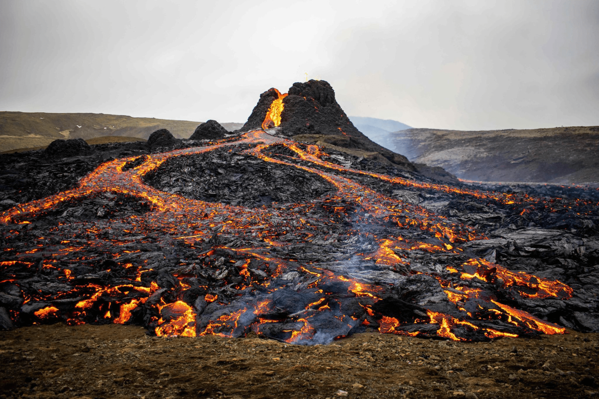 2天内汤加火山连续喷发八次,火山可怕吗?