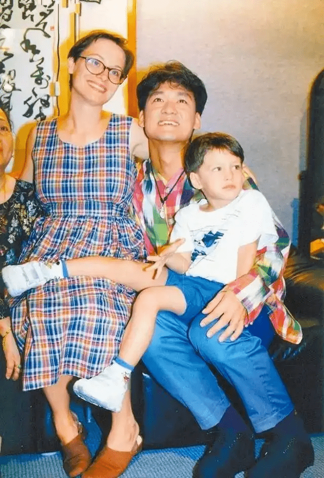 1994年,周华健和妻子又生育了一个女儿,取名叫周厚恩