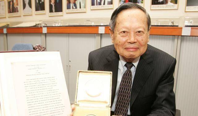 杨振宁享誉世界,为什么却备受国人指责?