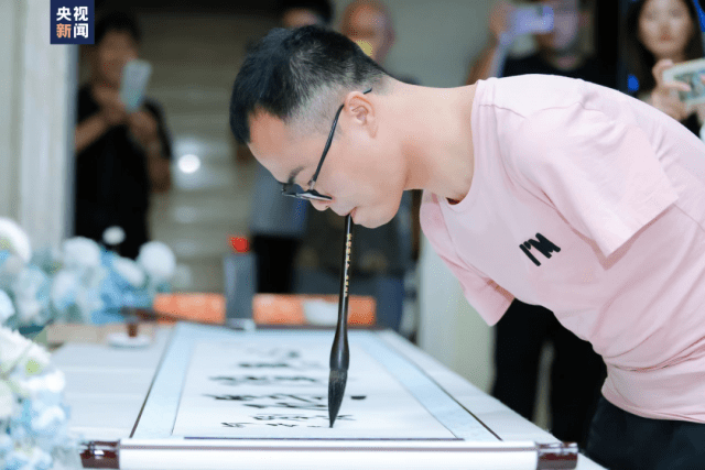 "口书"作品惊艳全网 无臂小伙火了_何子龙_书法_双臂