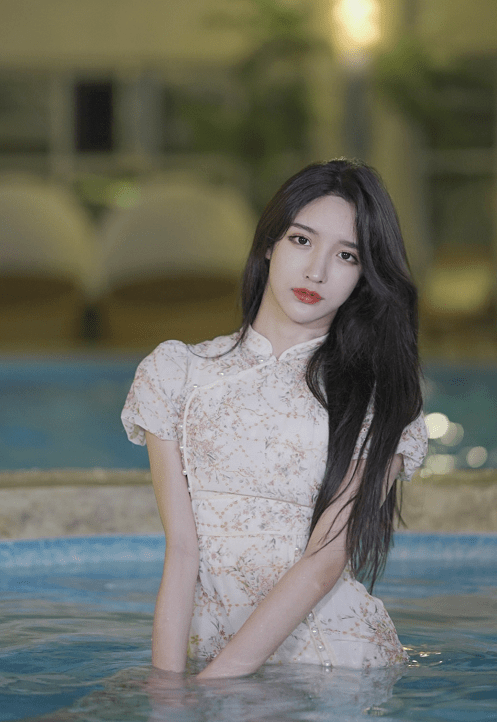 艾比跟风穿印花旗袍出镜,站在水中摆拍,你怎么看?_潘南奎_文章_感觉
