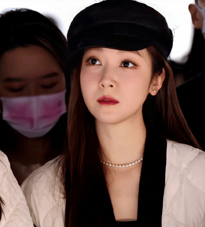 angelababy与郑秀妍互加好友,瞬间露出粉丝般娇羞模样,互动可爱