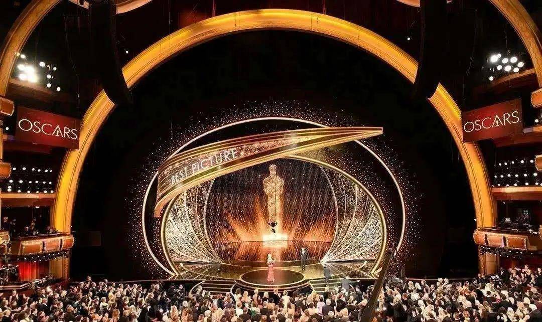 奥斯卡影帝在领奖台上直接"打"主持人!