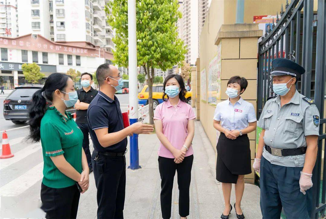 田艳在铜仁市第十七中学调研疫情防控工作