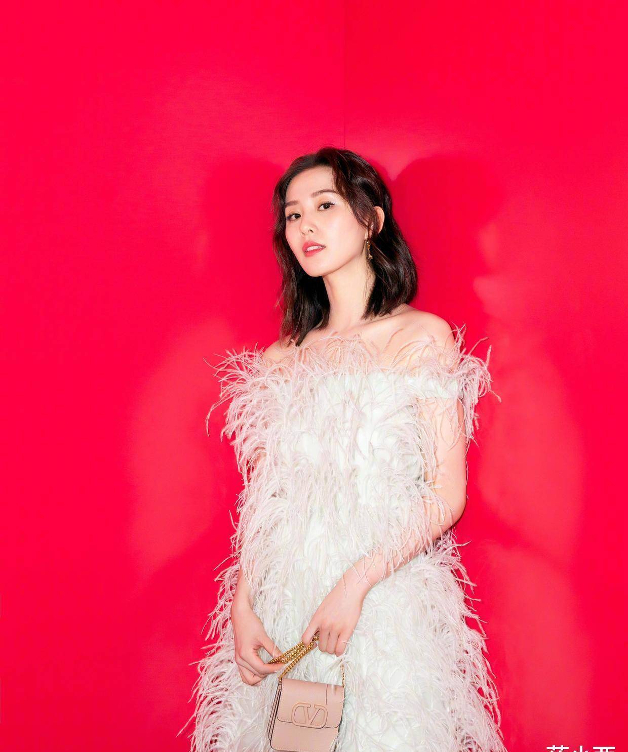 已经当妈的刘诗诗,穿着这身羽毛礼服依旧魅力不减,超有仙女感!
