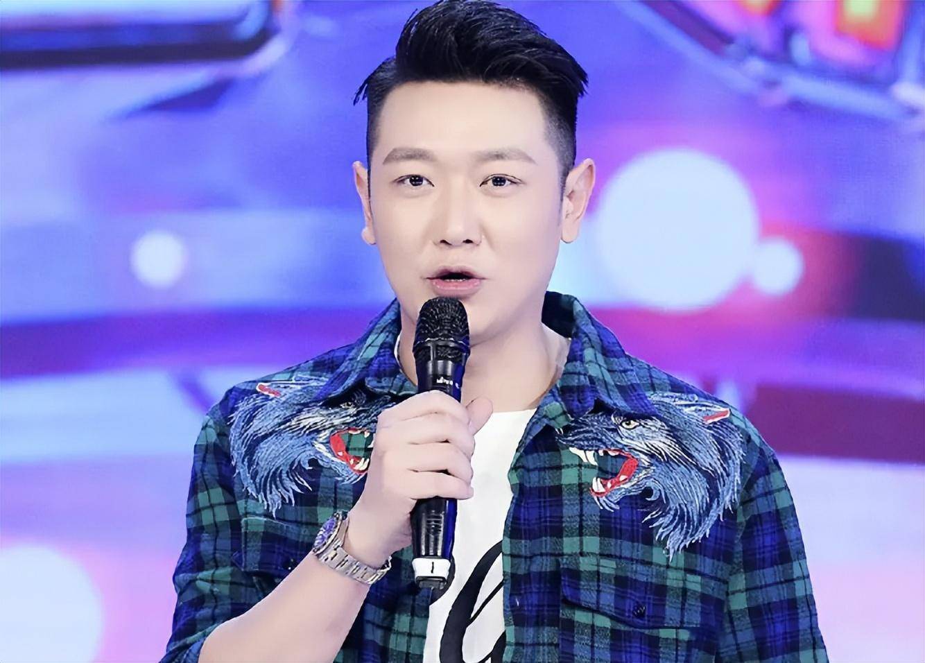 田源出镜哭穷,自曝衣服70元,向观众索要小礼物,网友:贪心不足_名声