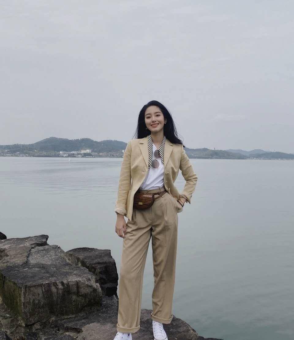 陈金飞真的捡到宝了,杨采钰海边照玉女气息十足,不是粉也在疯狂舔屏