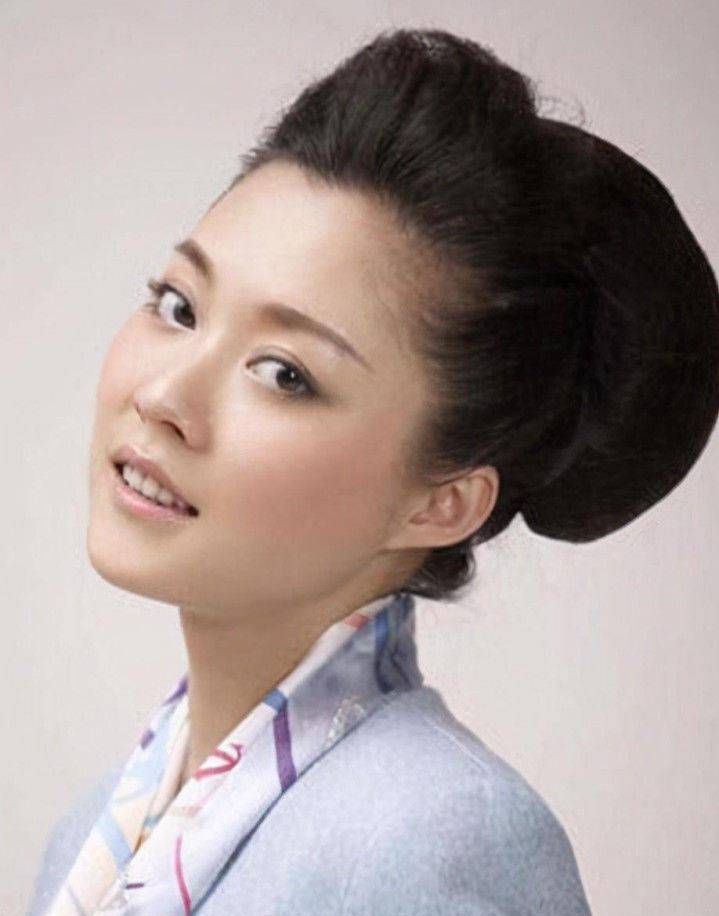 她被评为"中国最有气质的女主持",康辉曾是她的搭档,红过董卿_紫凝