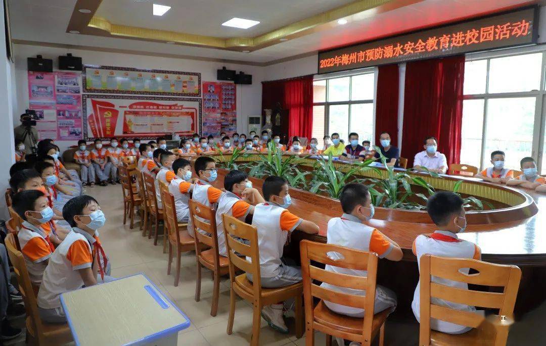 丰顺县留隍镇中心小学,蕉岭县新铺镇中心小学,梅州市游泳协会的专家们