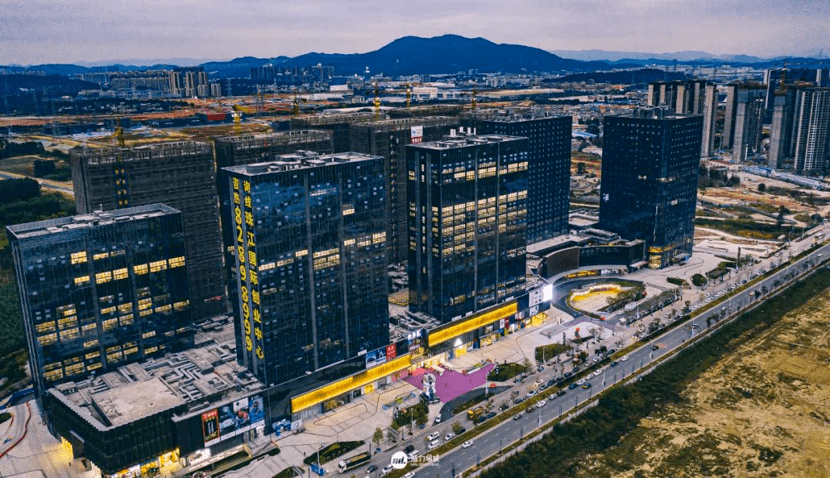 去大一点的商场,也可以去附近的新塘万达,凯达尔购物广场,广州合生汇