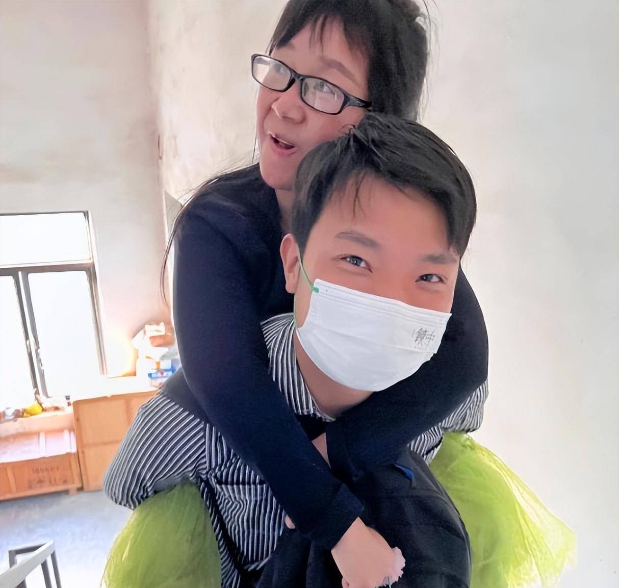 余秀华塌房 杨槠策曝6条猛料怒斥其 人渣 称被对方数次威胁 直播 视频 网友