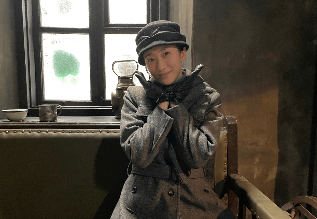 再到了于和伟主演的电影《悬崖之上》,安冬有幸露脸二十秒钟饰演保长