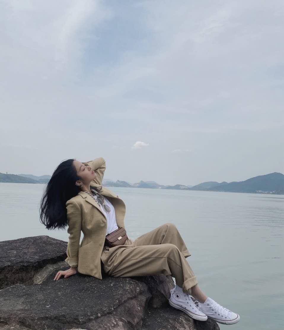 陈金飞真的捡到宝了,杨采钰海边照玉女气息十足,不是粉也在疯狂舔屏