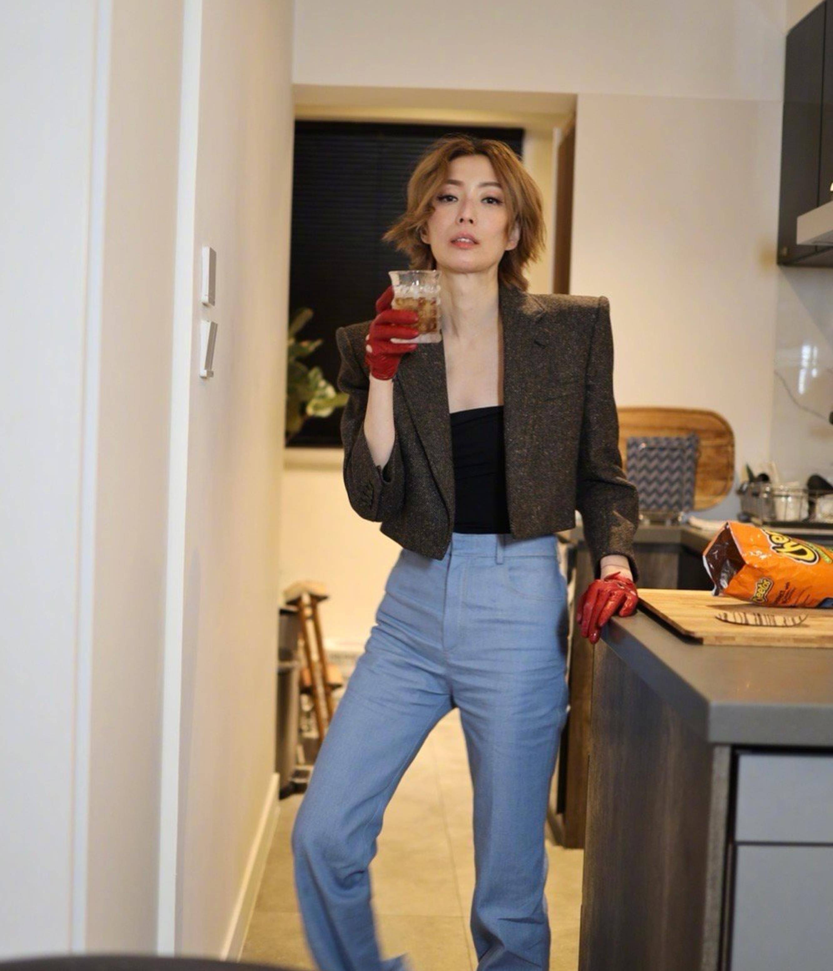 50岁郑秀文穿出了不一样的大龄气质,时髦洋气不老气,尽显年轻范