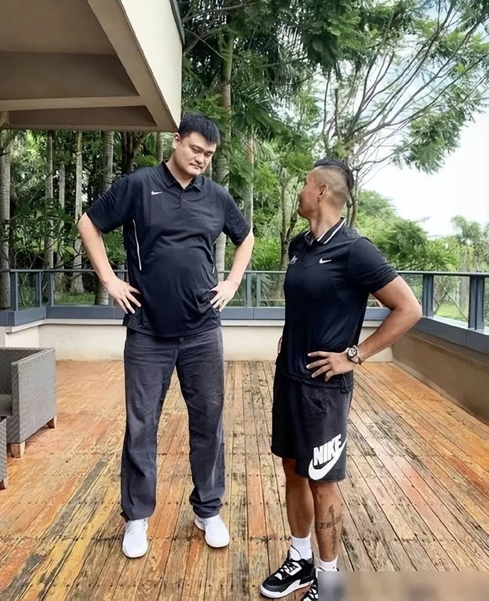 姚明孤身一人亮相女篮世界杯!42岁体重亮红灯,400斤真引人担忧