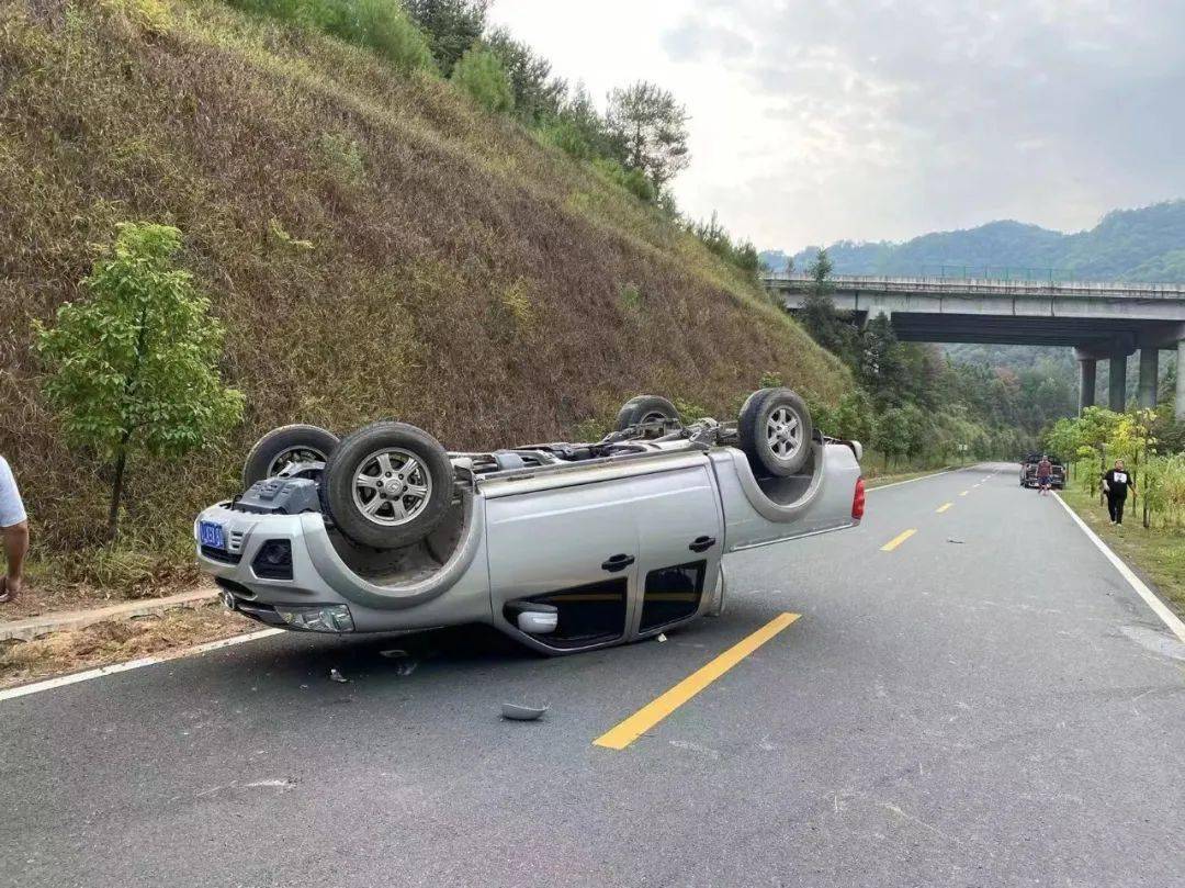 偶遇一起公路上皮卡车倾翻事故在版石镇大坝口路段正在执行的安远县