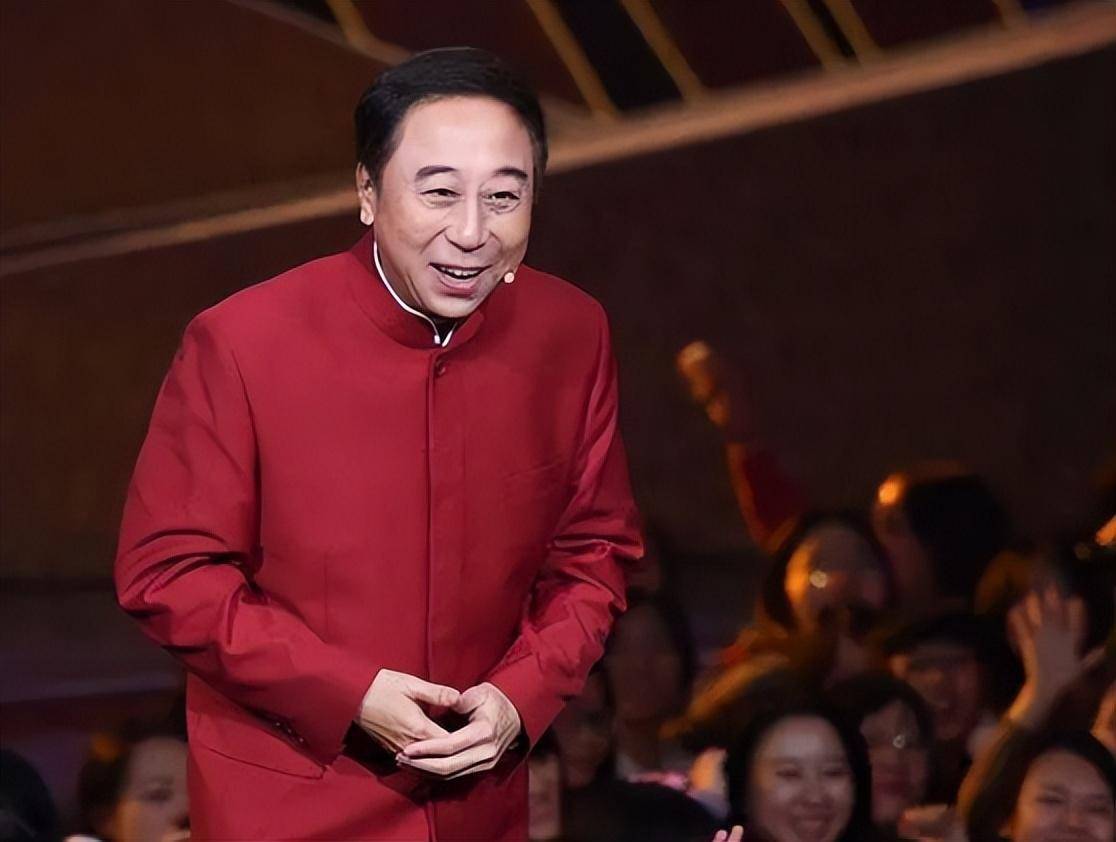 冯巩分享近期生活日常,靠垃圾桶吃路边摊,大口咬蚂蚱身体倍棒_舞台