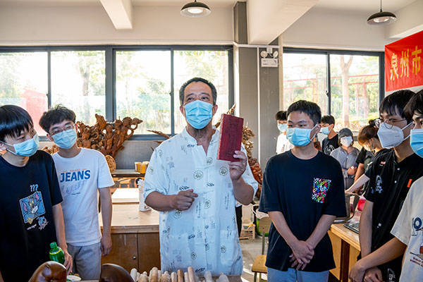 福建泉州华光职业学院组织新生走进工艺美术学院_中国_作品_德化