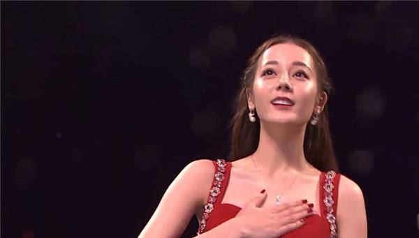 热巴关晓彤同款"捂胸口",原因却不一样,鹿晗眼光太好了!