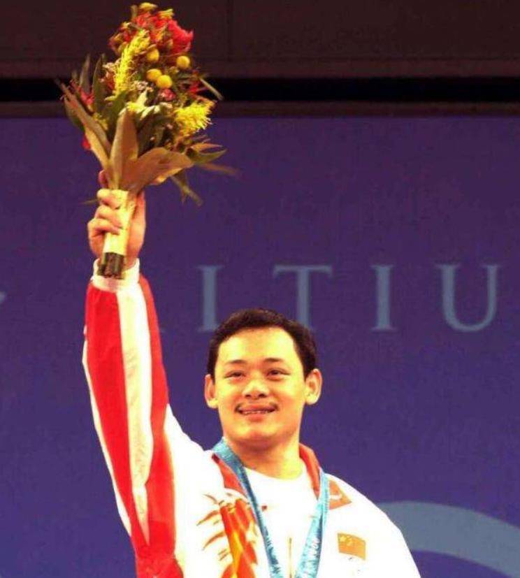 人生赢家占旭刚:19岁进国家队,取得世界举重冠军,退役迎娶空姐_体育